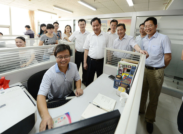 省委常委、常務副省長陳肇雄一行到訪高新區(qū)大學生創(chuàng)業(yè)園.jpg